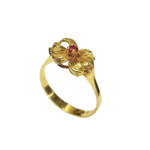 Vintage 18K rubiinisormus rusettikoristeella.